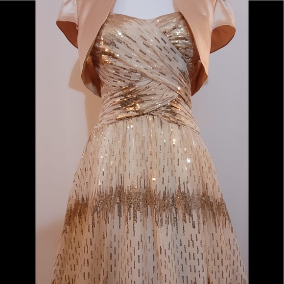 Golden Gown 💛 - Picture 8 of 17